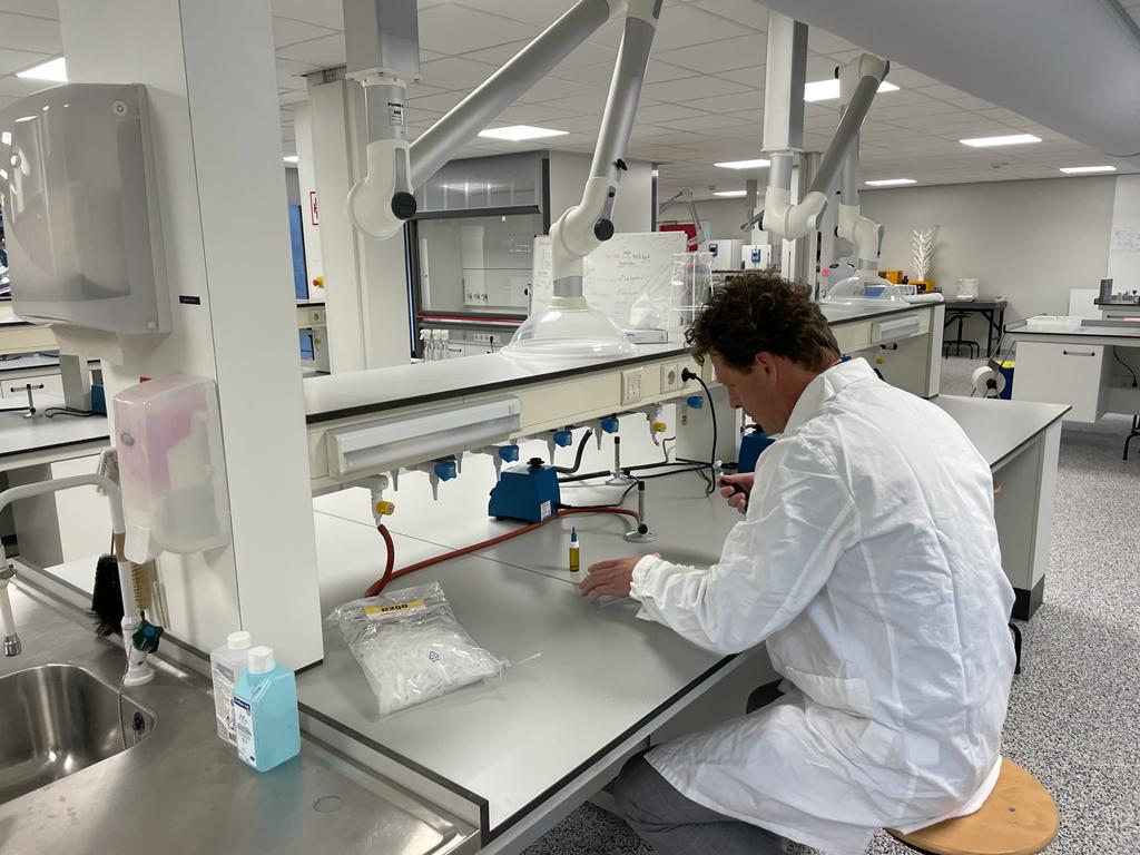 Specialist aan het werk in een moderne laboratoriumomgeving